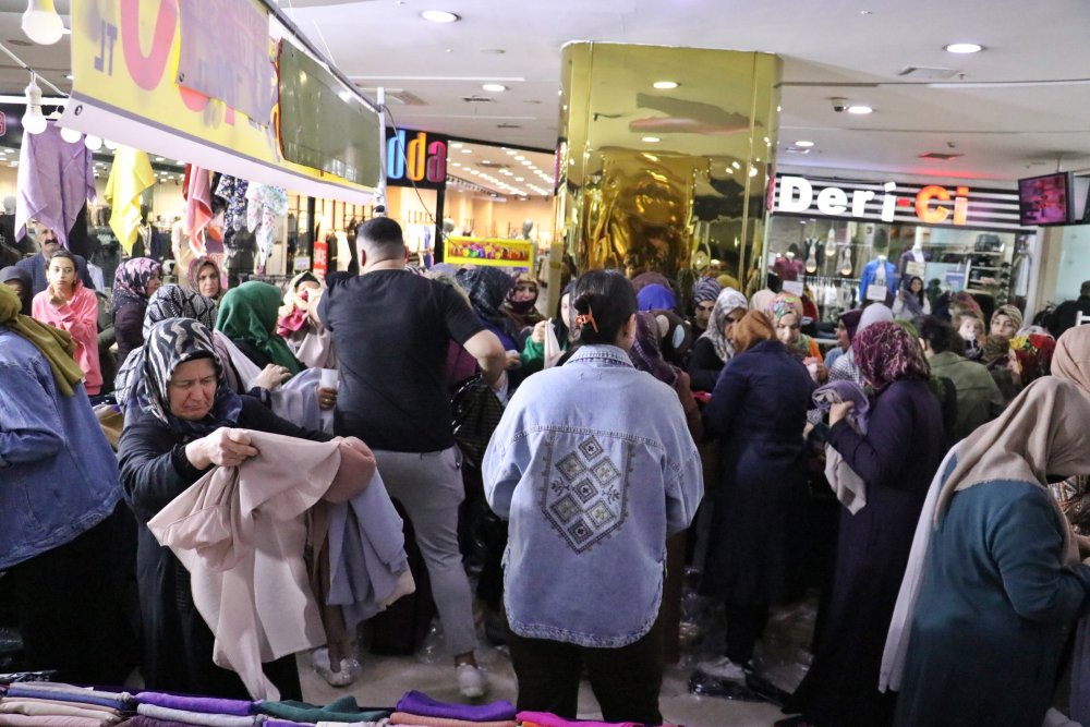 200 Liralık Hediye Çeki İçin Kuyruğun Sonu Gözükmedi