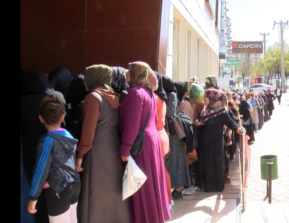 200 Liralık Hediye Çeki İçin Kuyruğun Sonu Gözükmedi