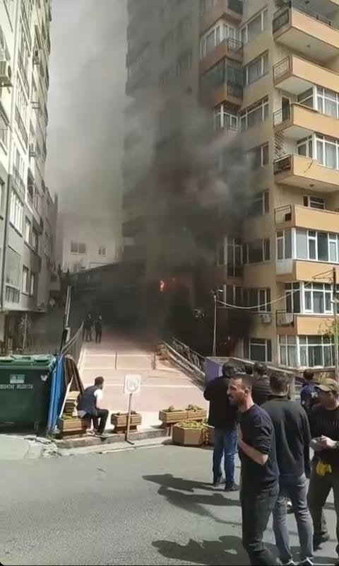 Şişli'de 12 katlı binada yangın: Mahsur kalanlar var