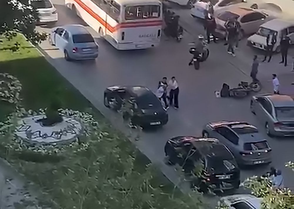 Trafikte Dehşet Anları! Bıçakla Saldırıp, Otomobilinin Camlarını Kırdılar