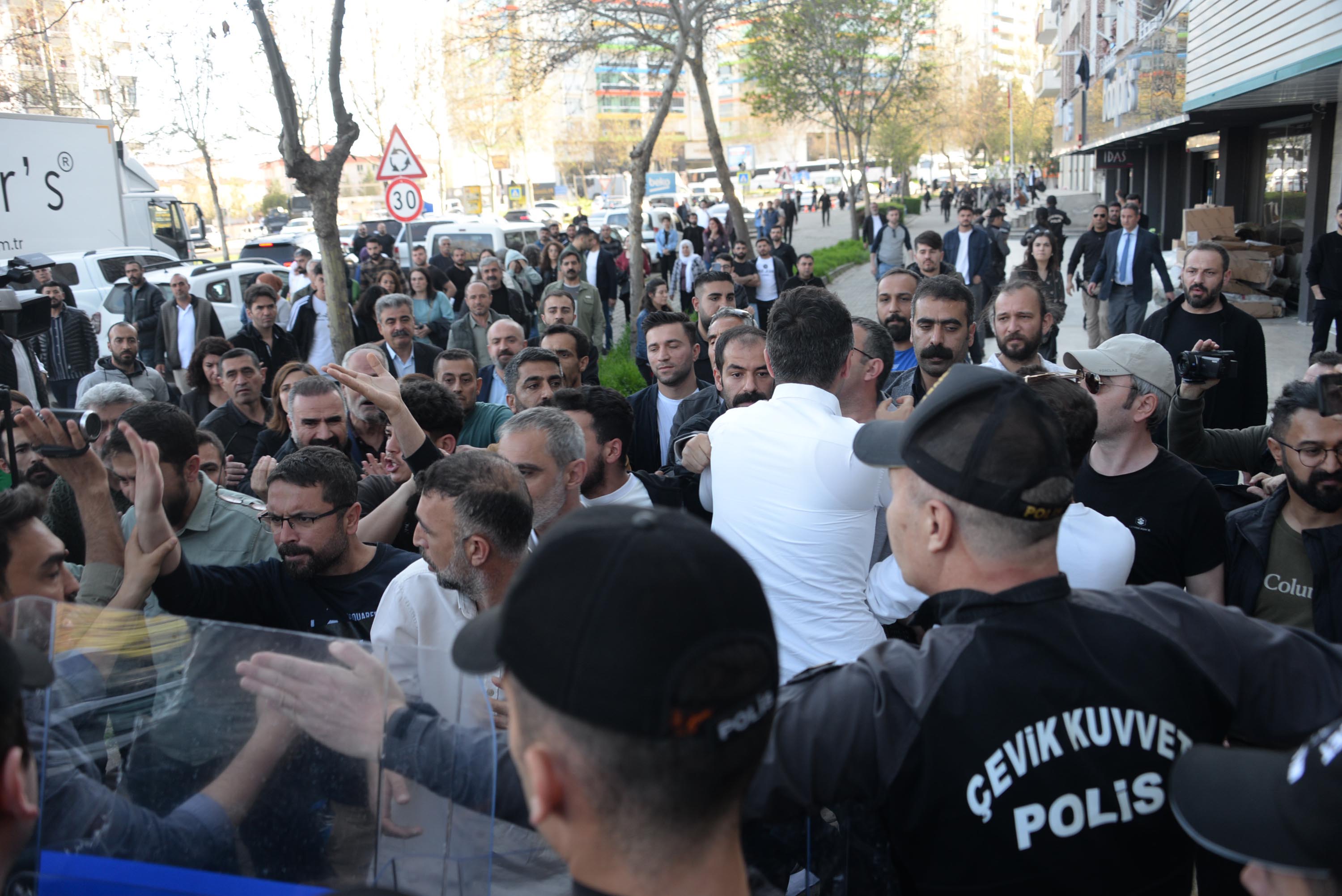 diyarbakir-ve-batmanda-van-protestosu-35149.jpg