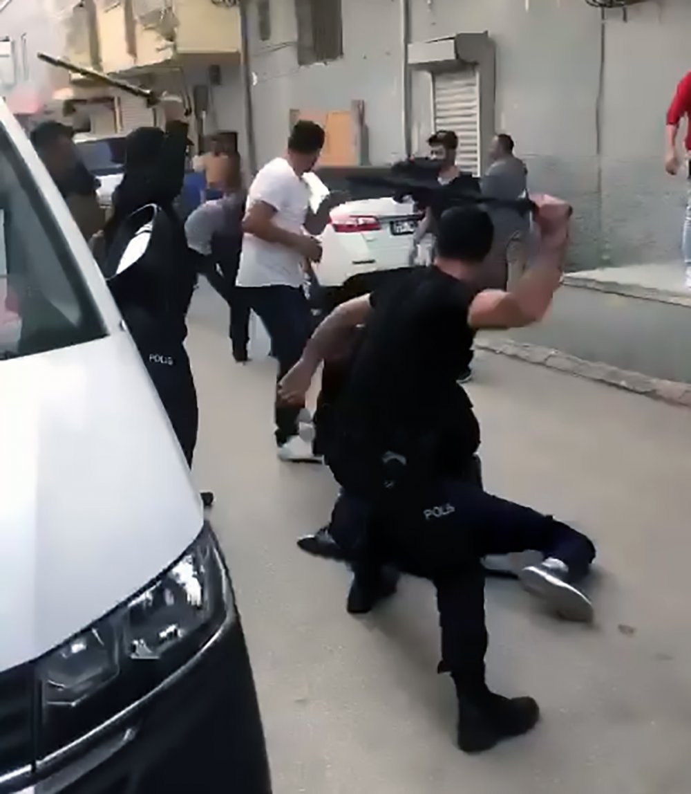 Adana'da Muhtarların Mazbata Kavgası: Taş, Sopa, Biber Gazı, Cop
