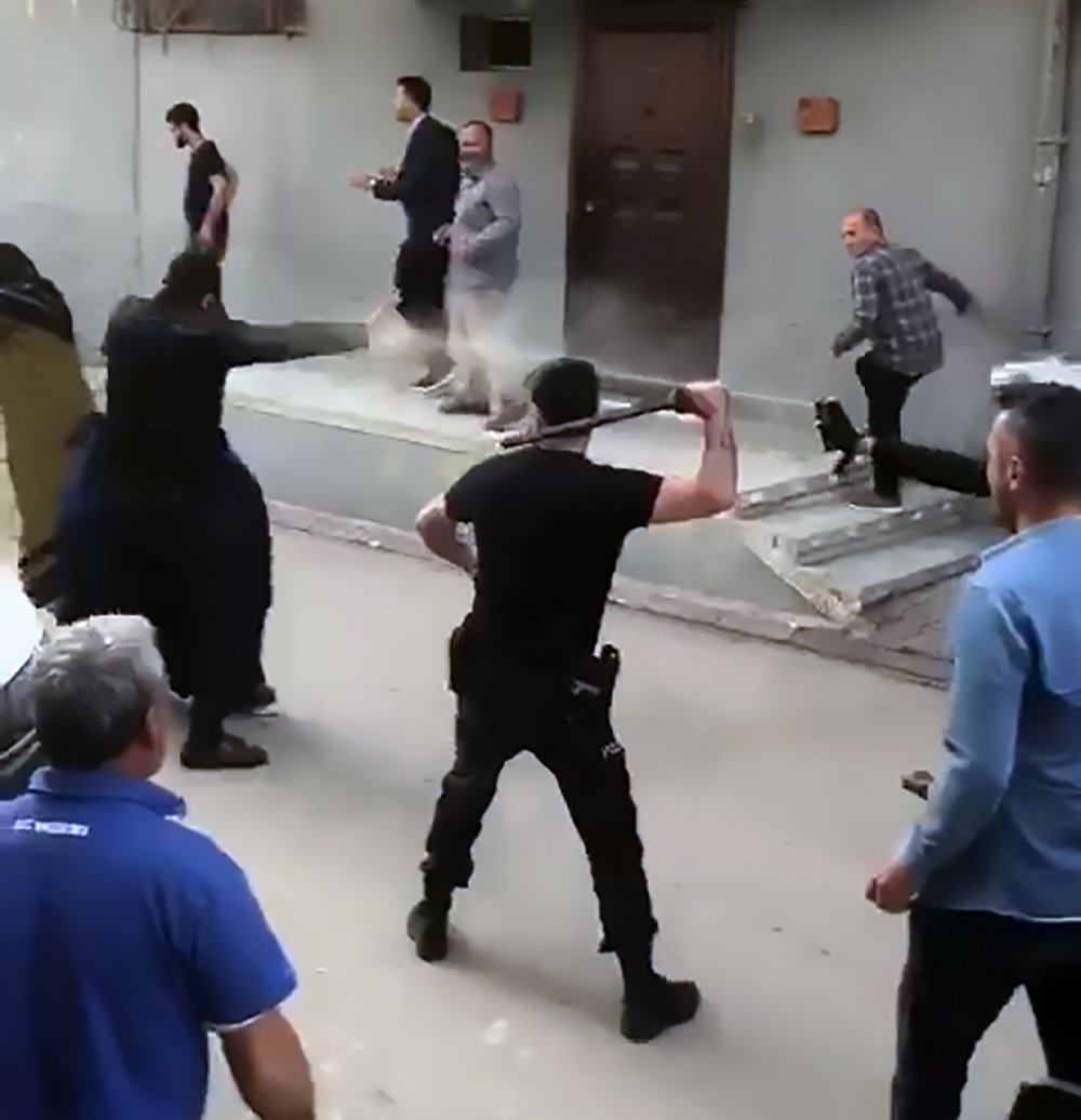 Adana'da Muhtarların Mazbata Kavgası: Taş, Sopa, Biber Gazı, Cop