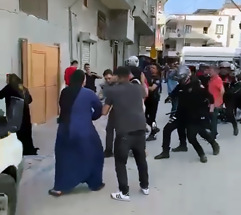Adana'da Muhtarların Mazbata Kavgası: Taş, Sopa, Biber Gazı, Cop