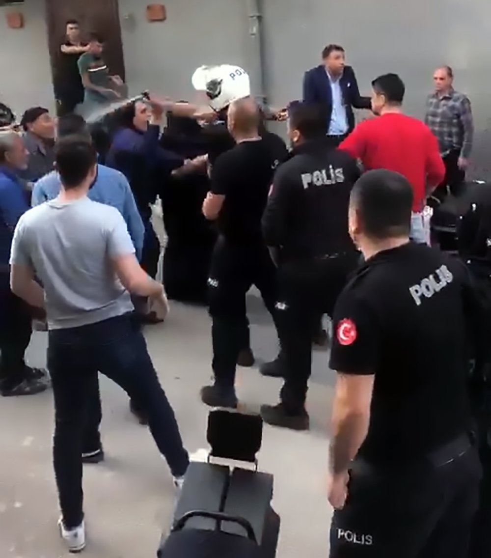 Adana'da Muhtarların Mazbata Kavgası: Taş, Sopa, Biber Gazı, Cop