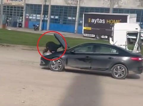 Otomobil Giderken Moturuna Oturup Arızayı Bulmaya Çalıştı