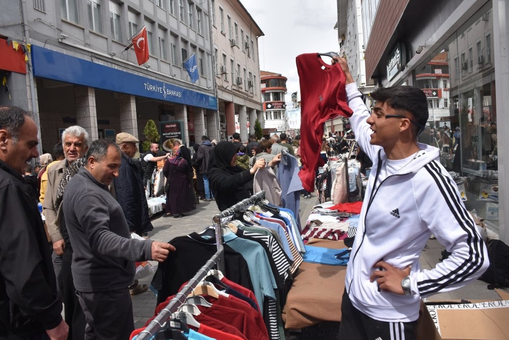 Bayram Alışverişinde İğne Atsan Yere Düşmez