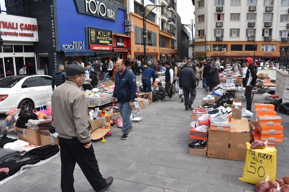 Bayram Alışverişinde İğne Atsan Yere Düşmez