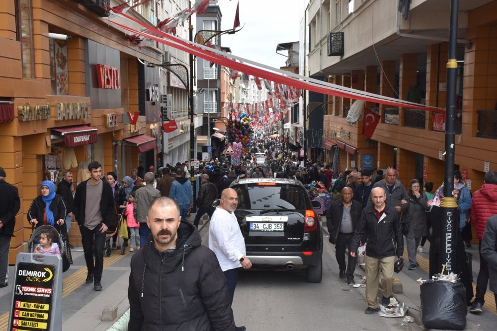 Bayram Alışverişinde İğne Atsan Yere Düşmez