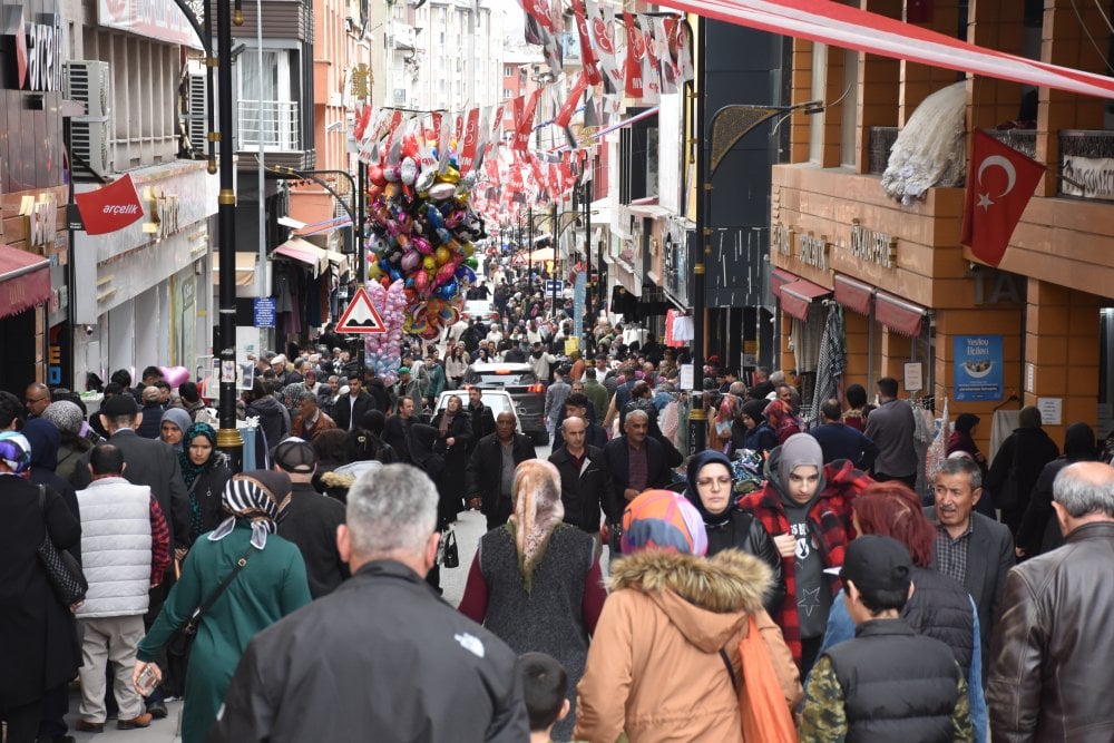 Bayram Alışverişinde İğne Atsan Yere Düşmez