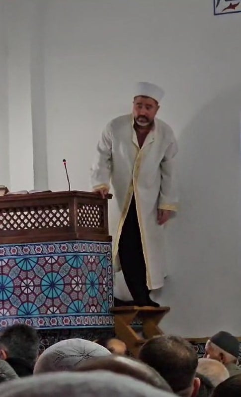 bayram-namazi-icin-gittigi-camide-kalp-k-38441-3.jpg