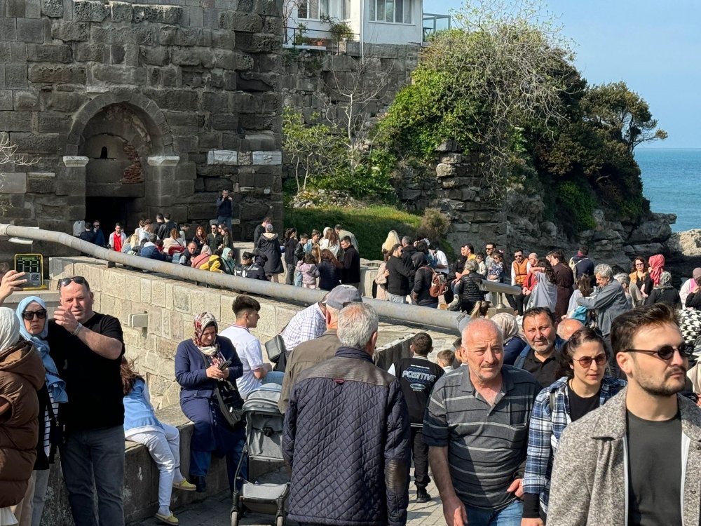 Amasra Doldu Taştı! 60 Binin Üstünde Araç Girdi