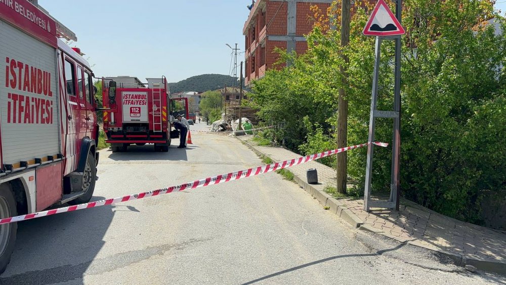 Arnavutköy'de Kimyasal Madde Paniği! Kapağı Açtı Köpürdü