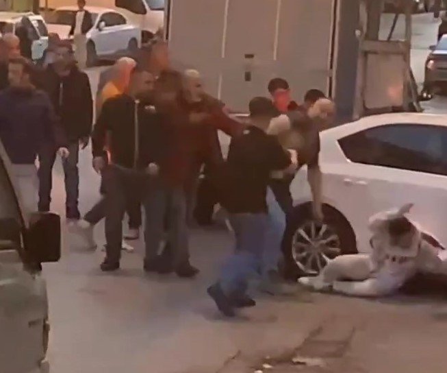 Gaziosmanpaşa'da Meydan Kavgası! Tekme Tokat Dövdüler