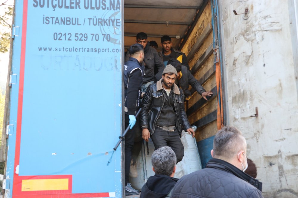 Polis durdurdu, TIR'dan 64 kaçak göçmen çıktı