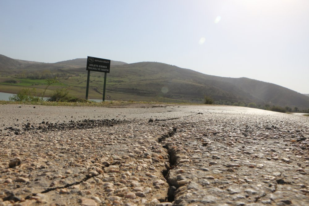 Art Arda Depremlerle Sarsılan Tokat'ta Yollar Yarıldı