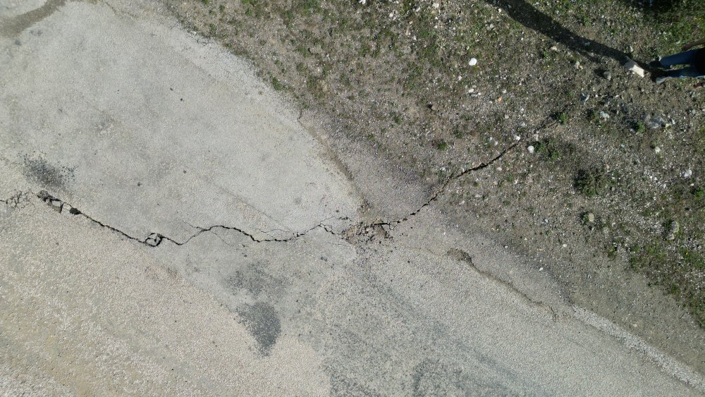 Art Arda Depremlerle Sarsılan Tokat'ta Yollar Yarıldı