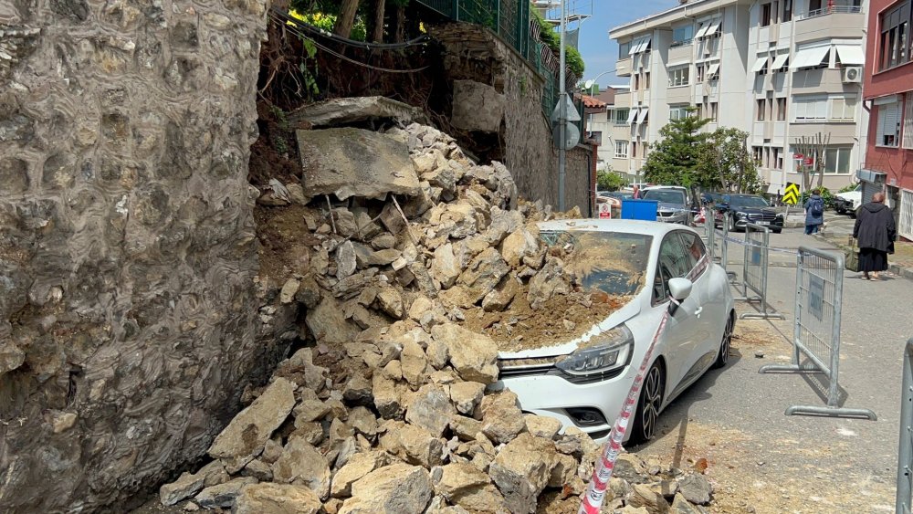Üsküdar’da gürültüyü duyan koştu: Sitenin duvarı iki otomobilin üzerine çöktü