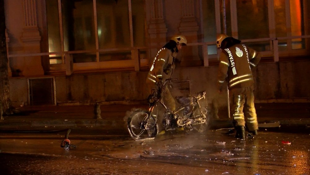 Beyoğlu'nda Polise Kızdı, Motosikletini Yaktı