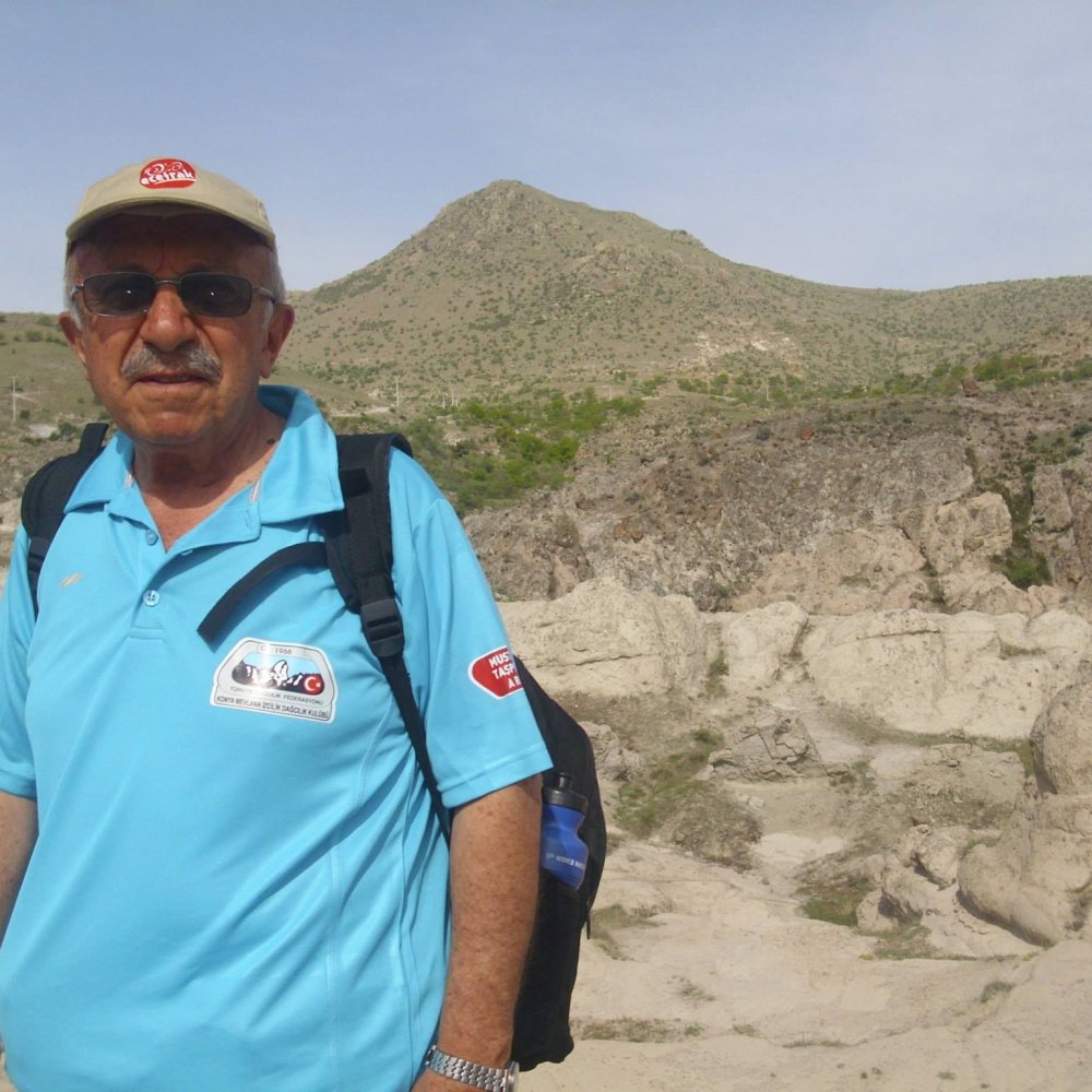 Dağ tırmanışında kaybolan emekli öğretim üyesi günlerdir aranıyor
