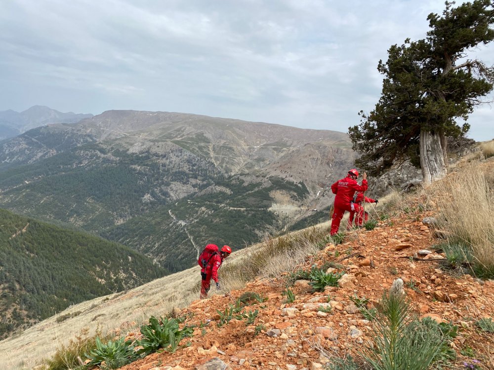 Dağ tırmanışında kaybolan emekli öğretim üyesi günlerdir aranıyor