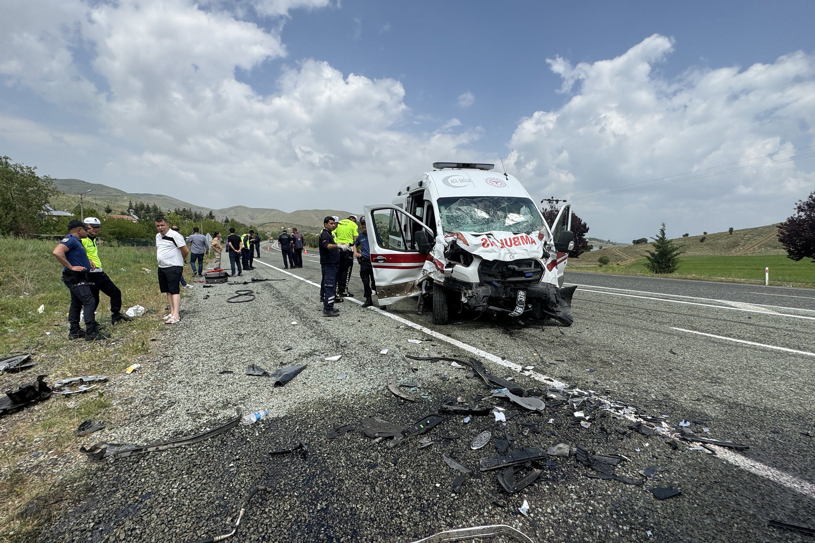 aa-20240501-34430811-34430809-elazigda-ambulans-ile-hafif-ticari-aracin-carpistigi-kazada-6-kisi-yaralandi.jpg