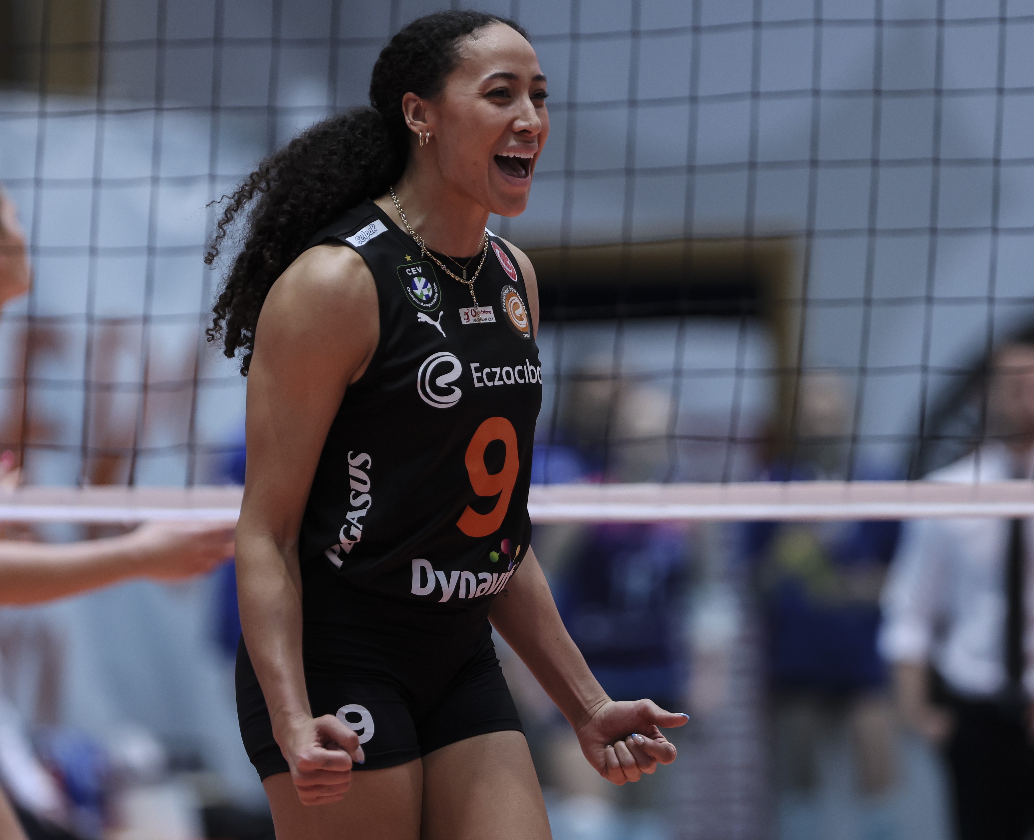 eczacibasi-3-oyuncu-ile-sozlesme-yenile-50542-2.jpg