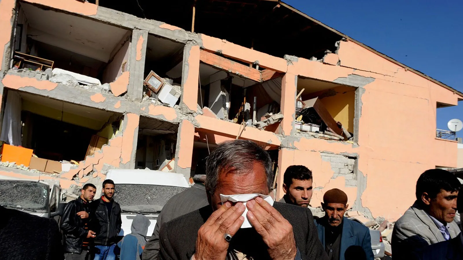 25-saniye-644-insani-hayattan-koparmisti-van-depreminin-uzerinden-12-yil-gecti-aunm.webp