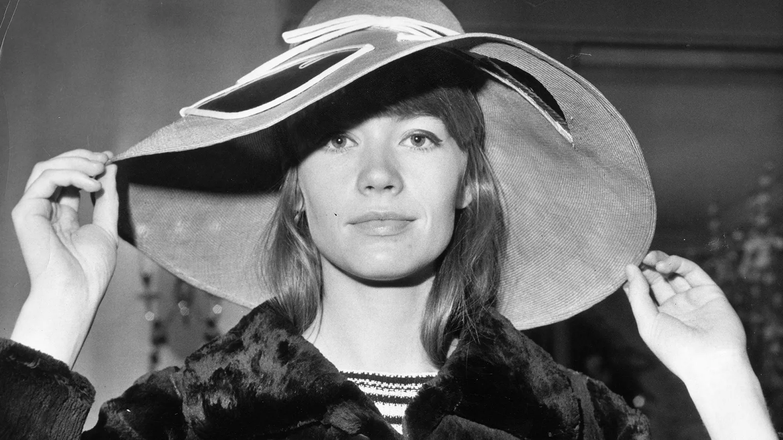 fransiz-pop-ikonu-francoise-hardy-hayatini-kaybetti-tmpq.webp