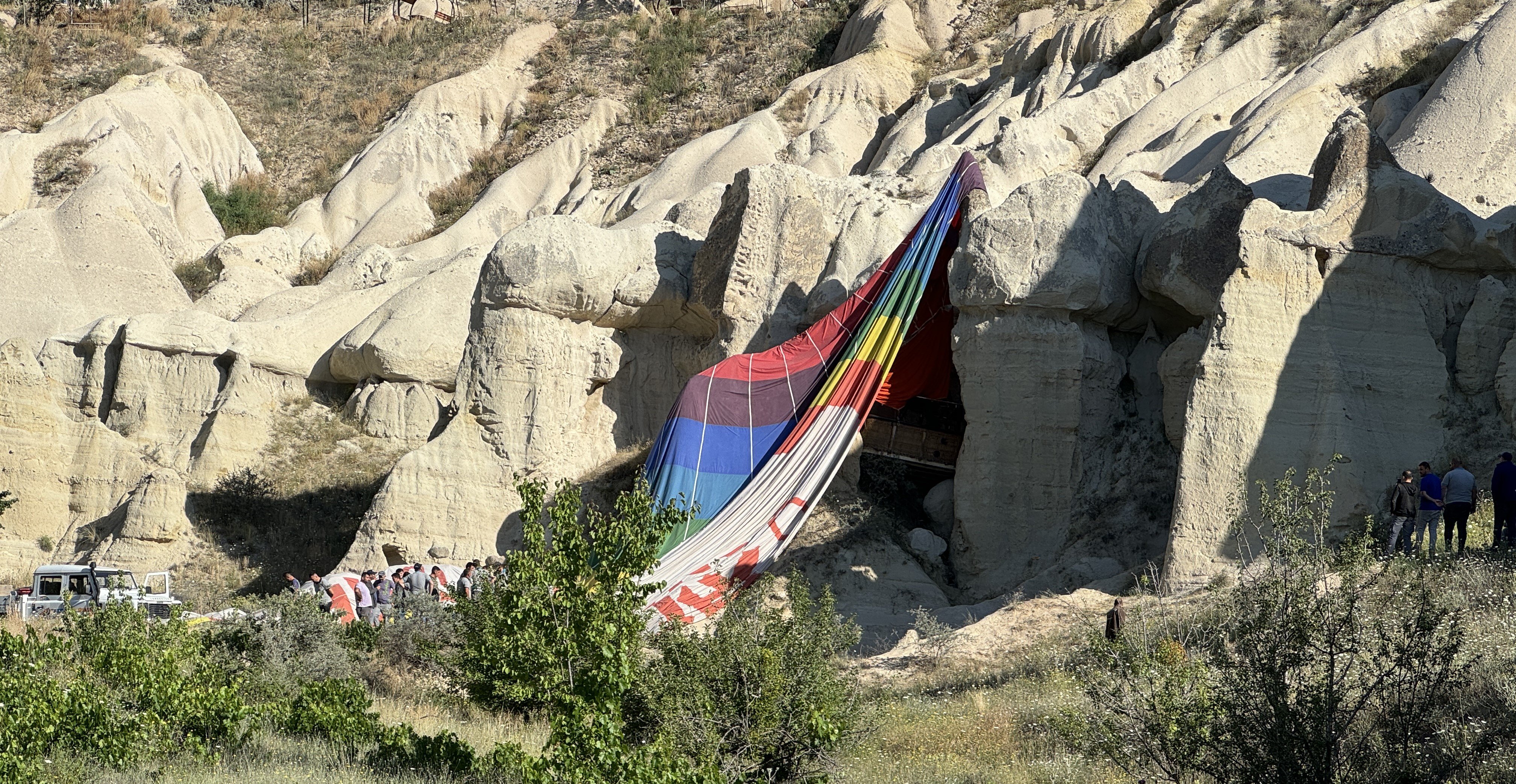 aa-20240622-34939626-34939619-kapadokyada-ters-ruzgarla-karsilasan-balon-kayaliklara-inis-yapti.jpg