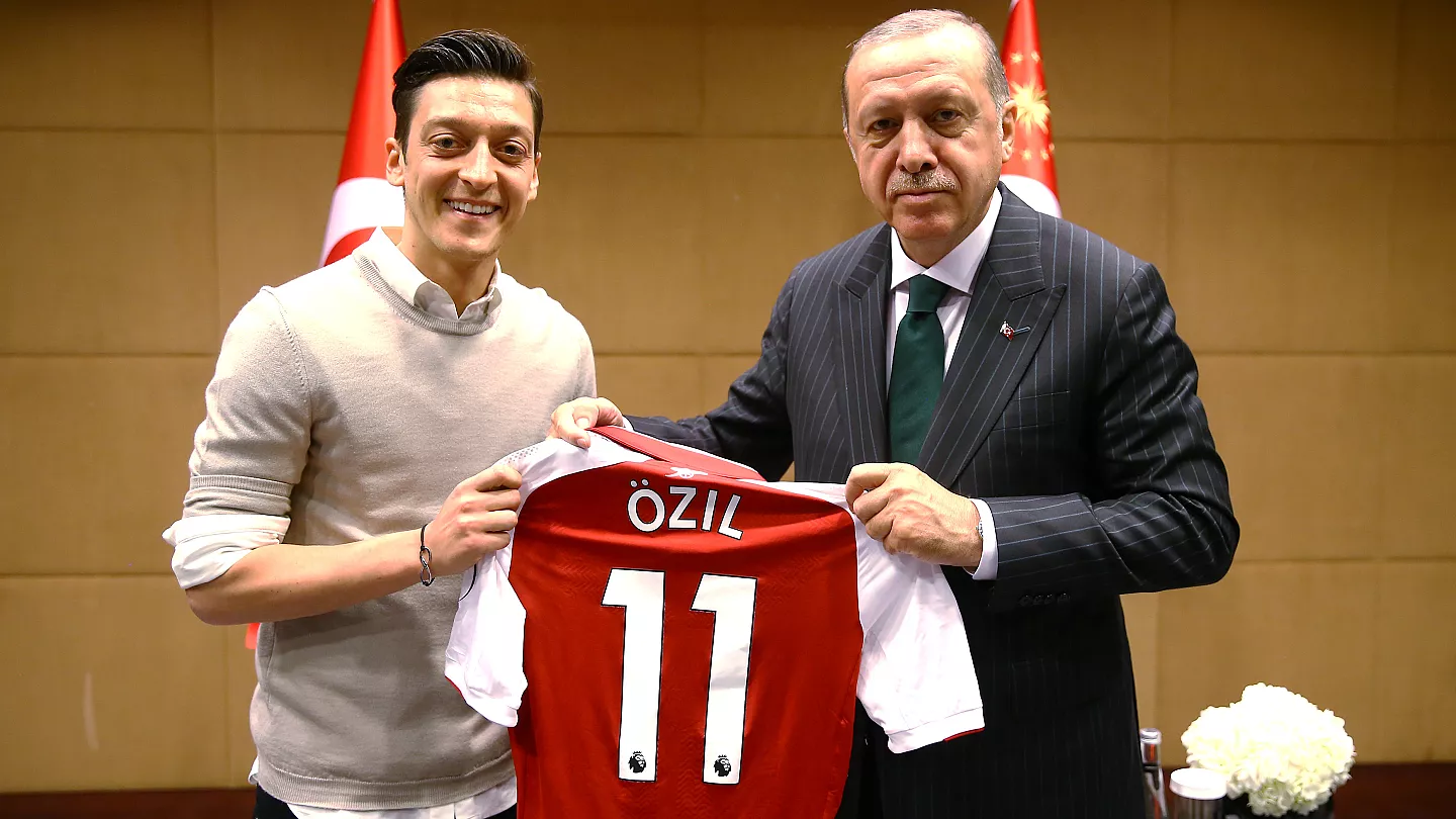 mesut-ozil-erdogan.webp