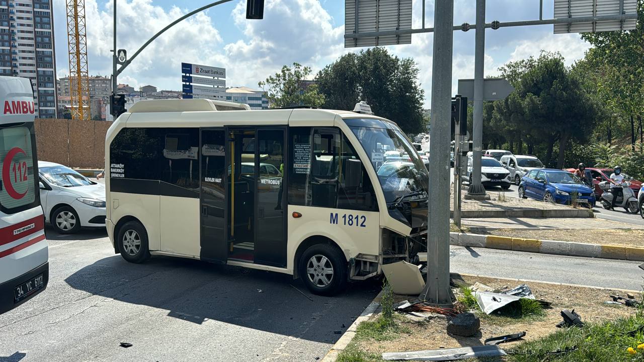 aa-20240728-35251373-35251369-bagcilarda-minibus-ile-cipin-carpistigi-kazada-1i-agir-6-kisi-yaralandi.jpg