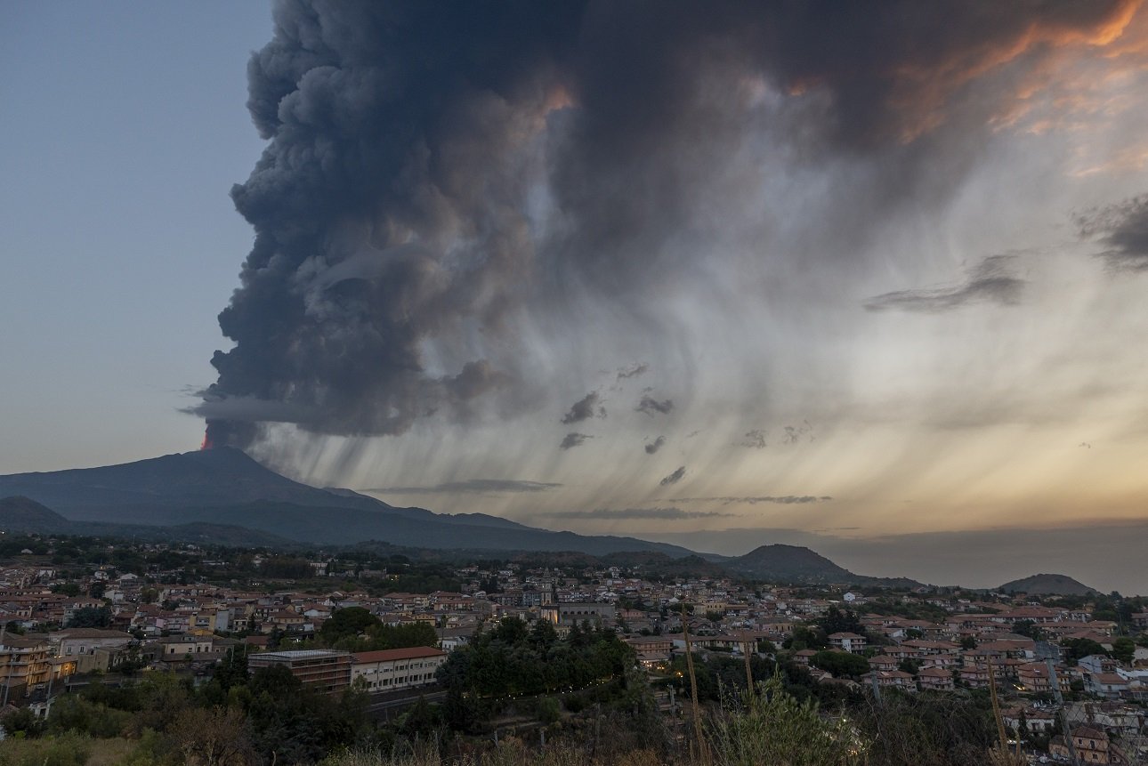 aa-20240804-35316060-35316048-italyadaki-etna-yanardagi-lav-puskurtmeye-basladi.jpg