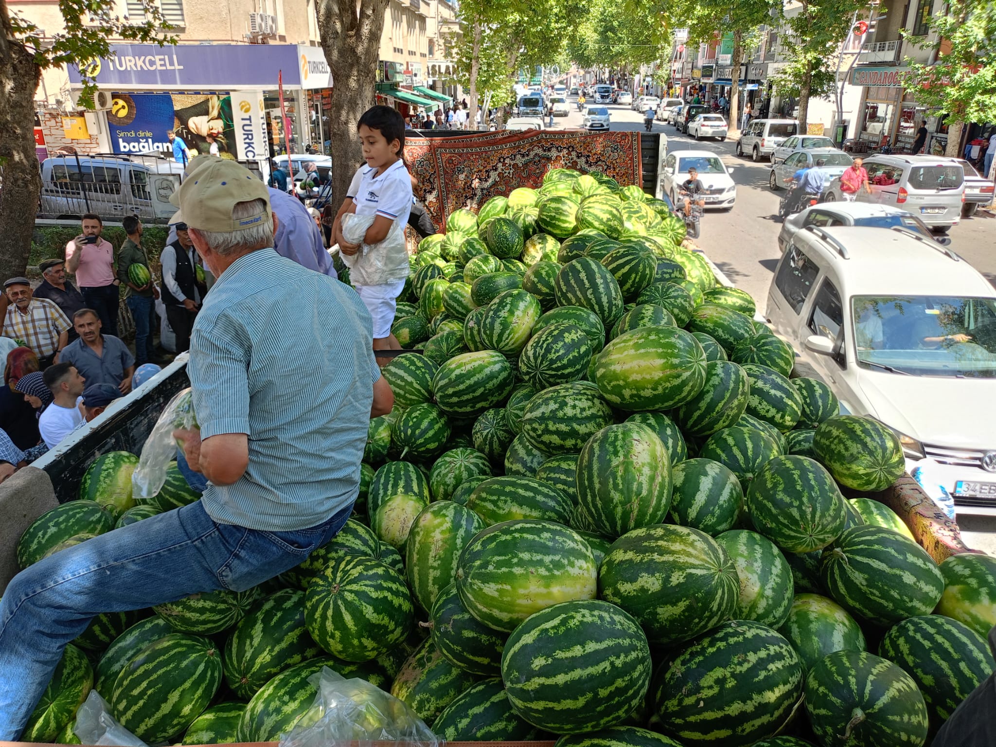 aa-20240805-35324420-35324417-tokatta-bir-uretici-vatandaslara-tir-dolusu-karpuz-dagitti.jpg