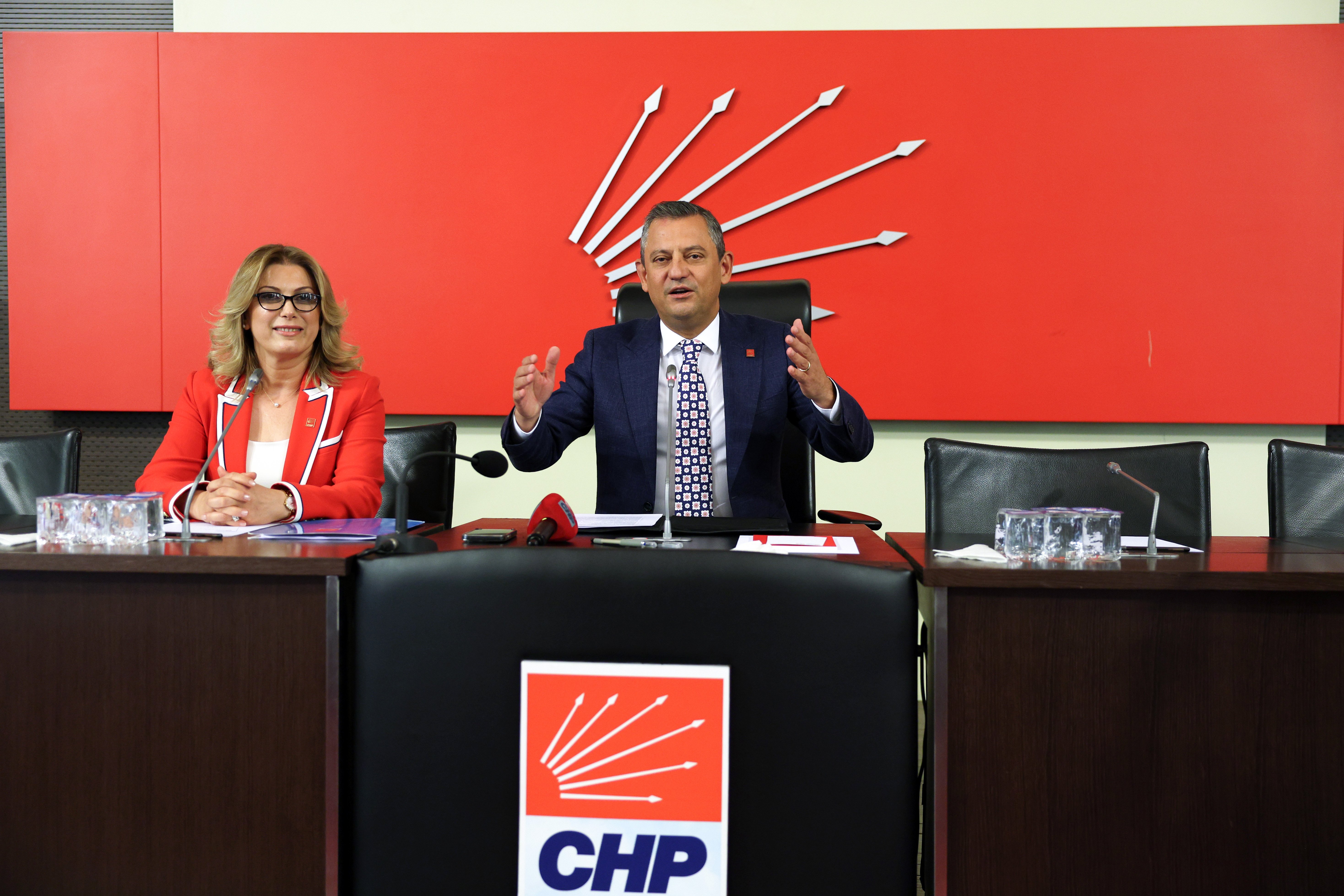 aa-20240822-35462329-35462320-chp-genel-baskani-ozel-kadin-kollari-yonetimiyle-bir-araya-geldi.jpg