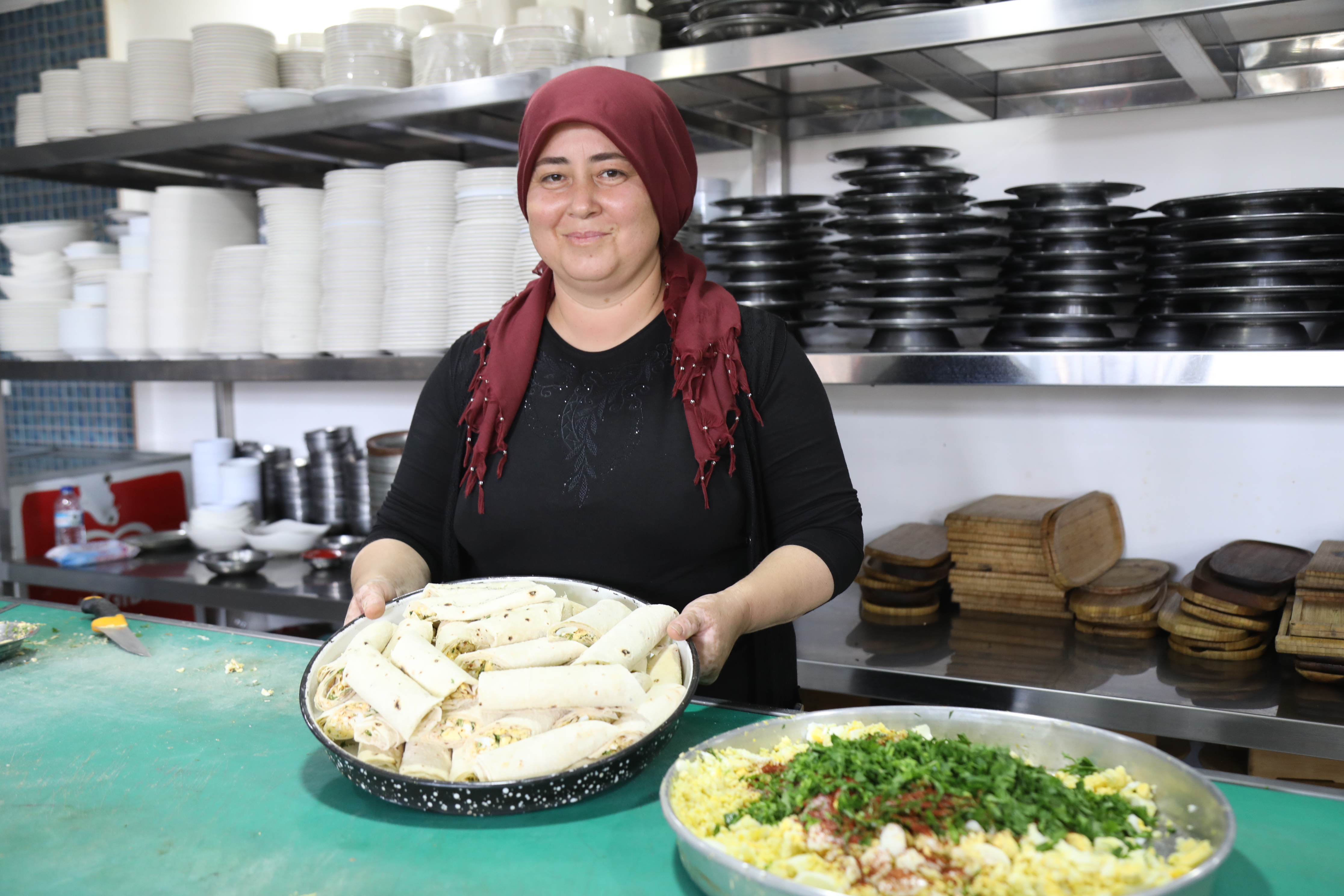 aa-20240904-35560214-35560202-annesinden-ogrendigi-lezzetlerle-hem-ailesine-hem-de-onlarca-kadina-istihdam-sagladi.jpg
