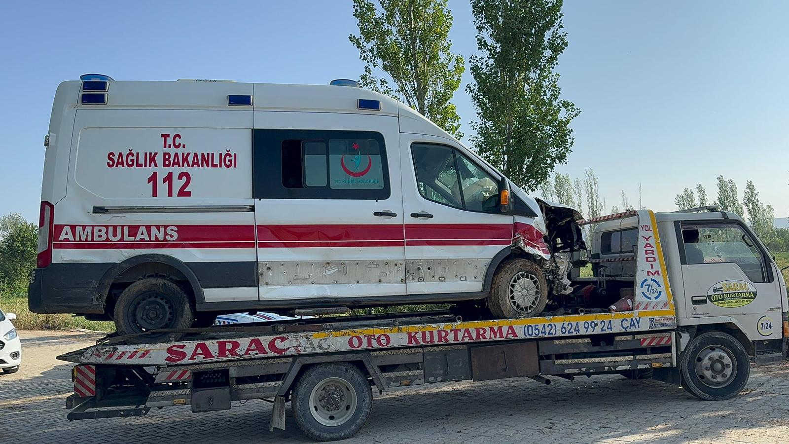 aa-20240904-35562215-35562213-afyonkarahisarda-ambulans-ile-otomobilin-carpistigi-kazada-5-kisi-yaralandi.jpg