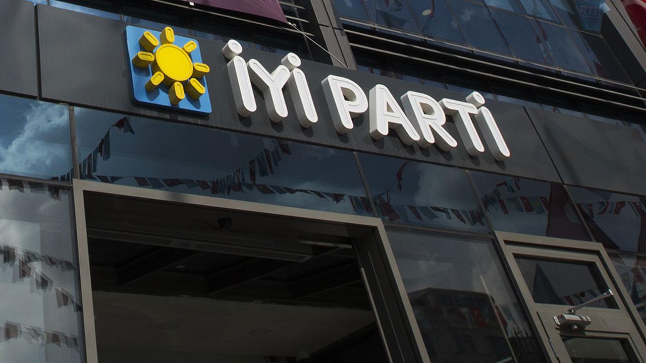 iyi-parti-istifa.jpg