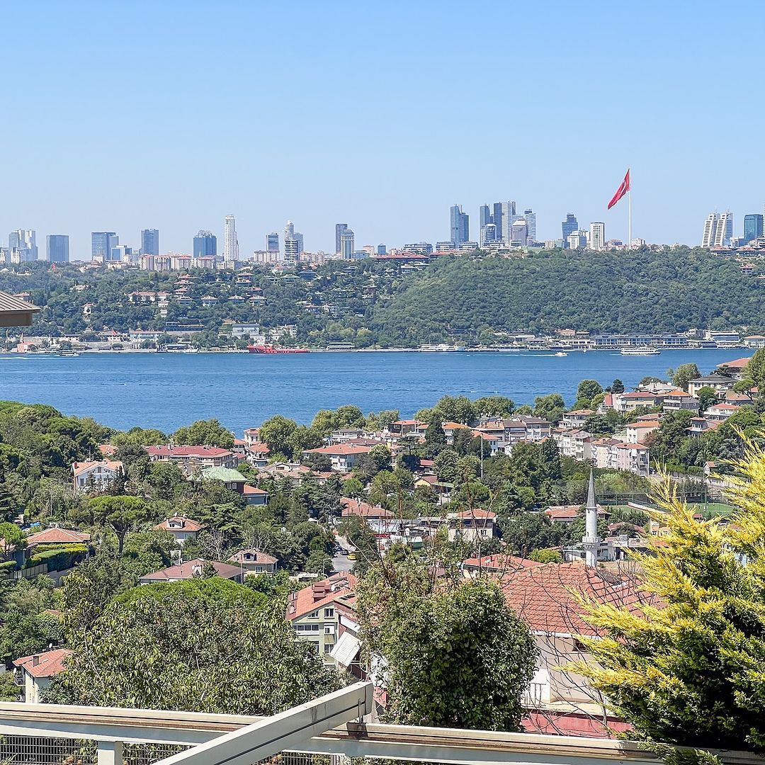 engelkoy-sultan-makami-satilik-bahce-dubleksi-muhtesem-bogaz-manzarali-bahce-dubleksi-yeni-sahibini-bekliyor-807-m2-kapali-alana-sahip-135-m2-salon-5-adet-banyolu-yatak-odasi-4-adet-calisma-odasi-2-adet-kis-bahcesi-1-5.jpg