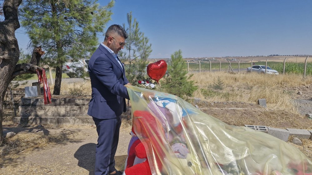 Narin'in mezarı başında dua edip oyuncak bırakıyorlar