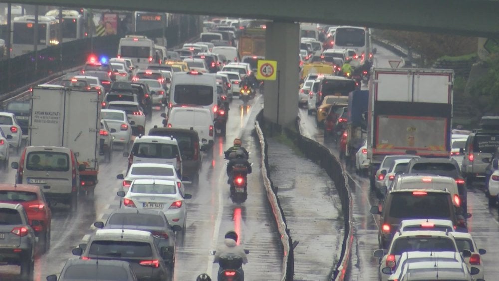 İstanbul'da haftanın ilk iş gününde trafik arapsaçı