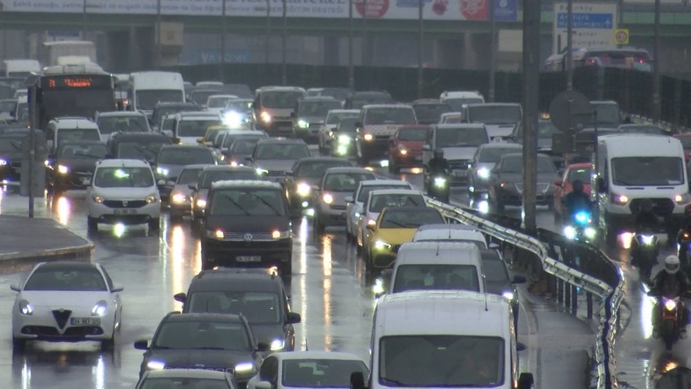 İstanbul'da haftanın ilk iş gününde trafik arapsaçı