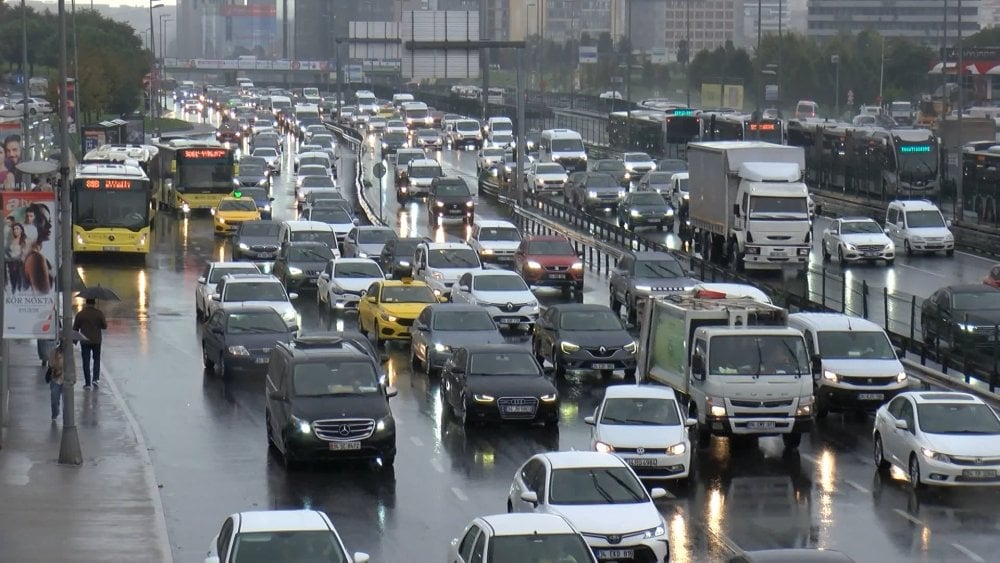 İstanbul'da haftanın ilk iş gününde trafik arapsaçı