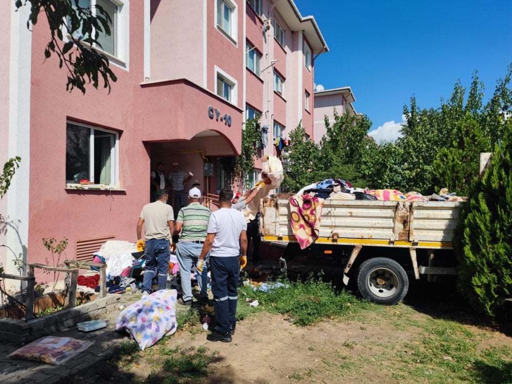 Çankırı'da bir evden 3 kamyon çöp çıkarıldı