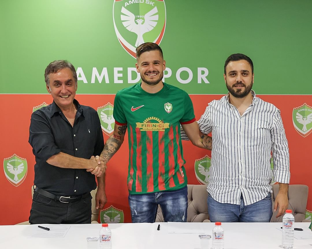 hosgeldin-kristijan-lovricdaha-once-nk-osijek-formasi-giyen-orta-saha-kristijan-lovric-artik-amedspor-formasi-giyecek-imza-toreninde-kulup-baskanimiz-aziz-elaldi-ve-baskan-vekilimiz-baran-durmaz-hazir-bulun.jpg