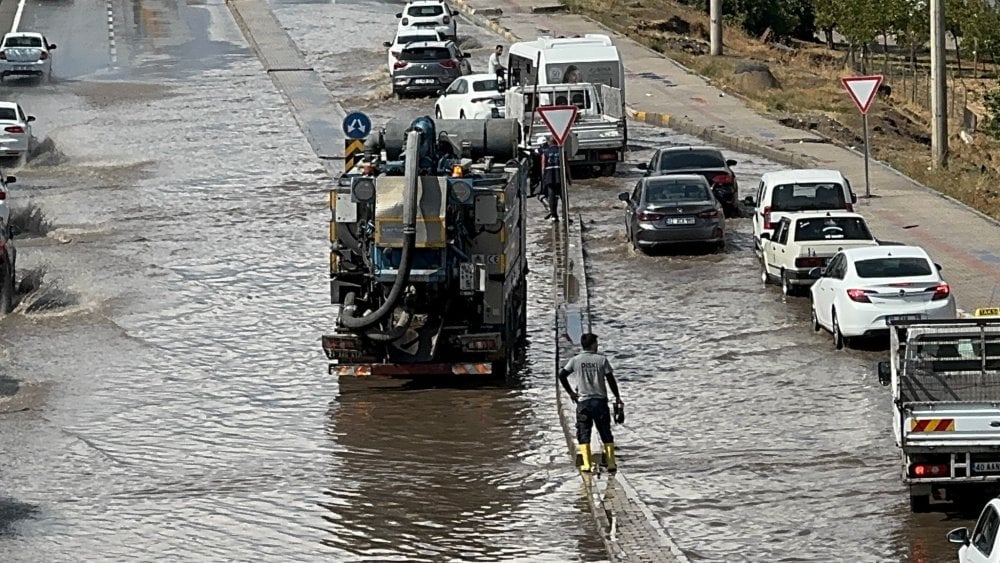 Diyarbakır’da cadde ve sokaklar göle döndü