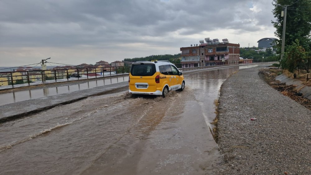 Diyarbakır’da cadde ve sokaklar göle döndü