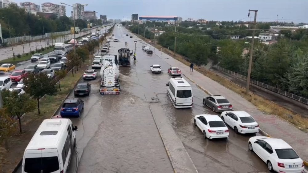 Diyarbakır’da cadde ve sokaklar göle döndü