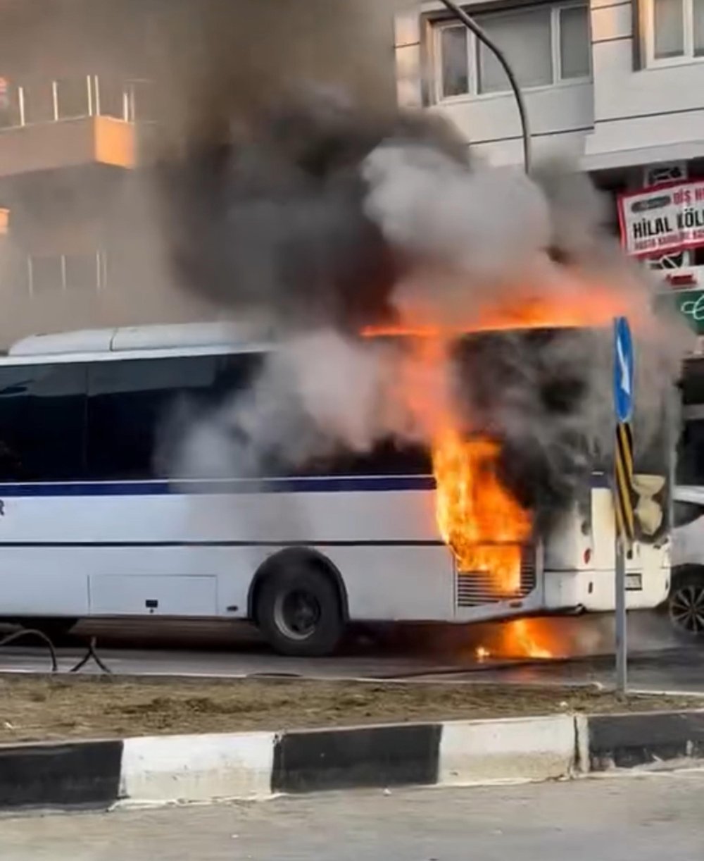 İşçi servisi alev alev yandı