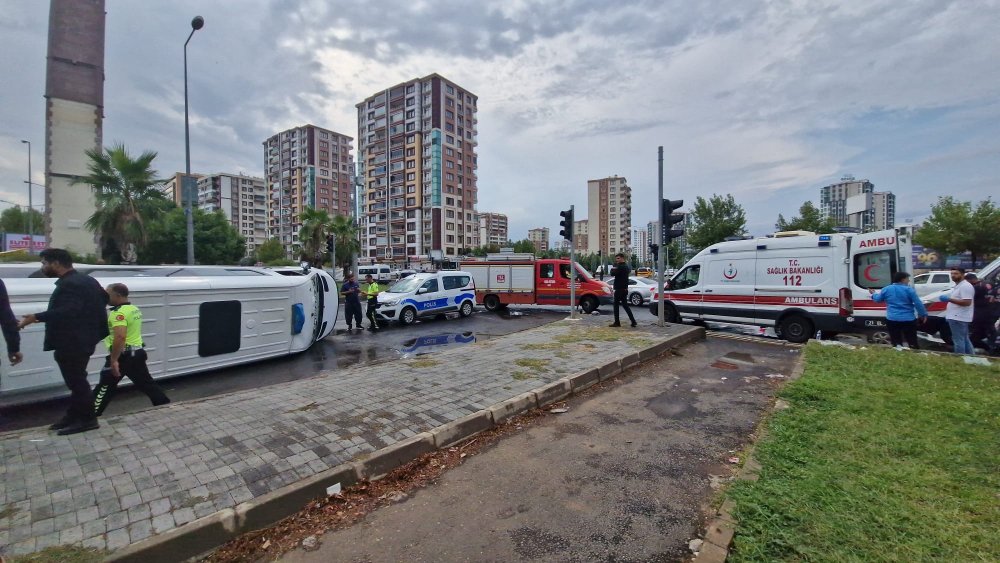 Otomobil ile minibüs çarpıştı: 1’i bebek, 10 yaralı